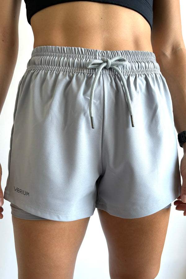 Pantaloneta gris deportiva con bolsillos para mujer