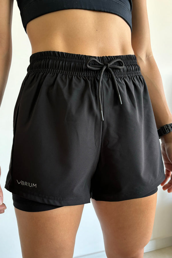 Pantaloneta negra deportiva con bolsillos para mujer